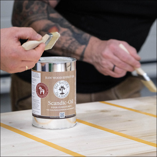 Oli Natura Scandic Oil beim auftragen mit dem Pinsel für einen Holzschutz mit Rohholeffekt