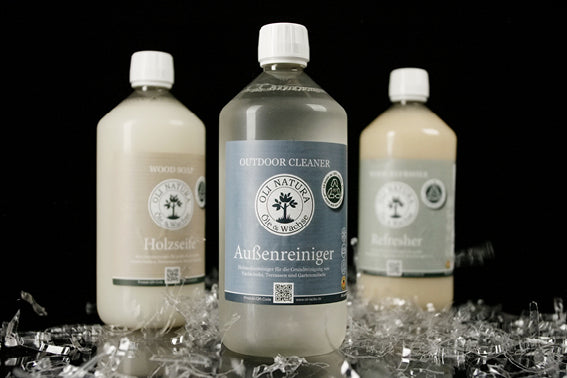 OLI-NATURA füllt seine Holzpflegeprodukte wie Holzseife, Refresher und Außenreiniger in 1-Liter-Flaschen aus 100% recyceltem PET – Nachhaltigkeit in jeder Flasche