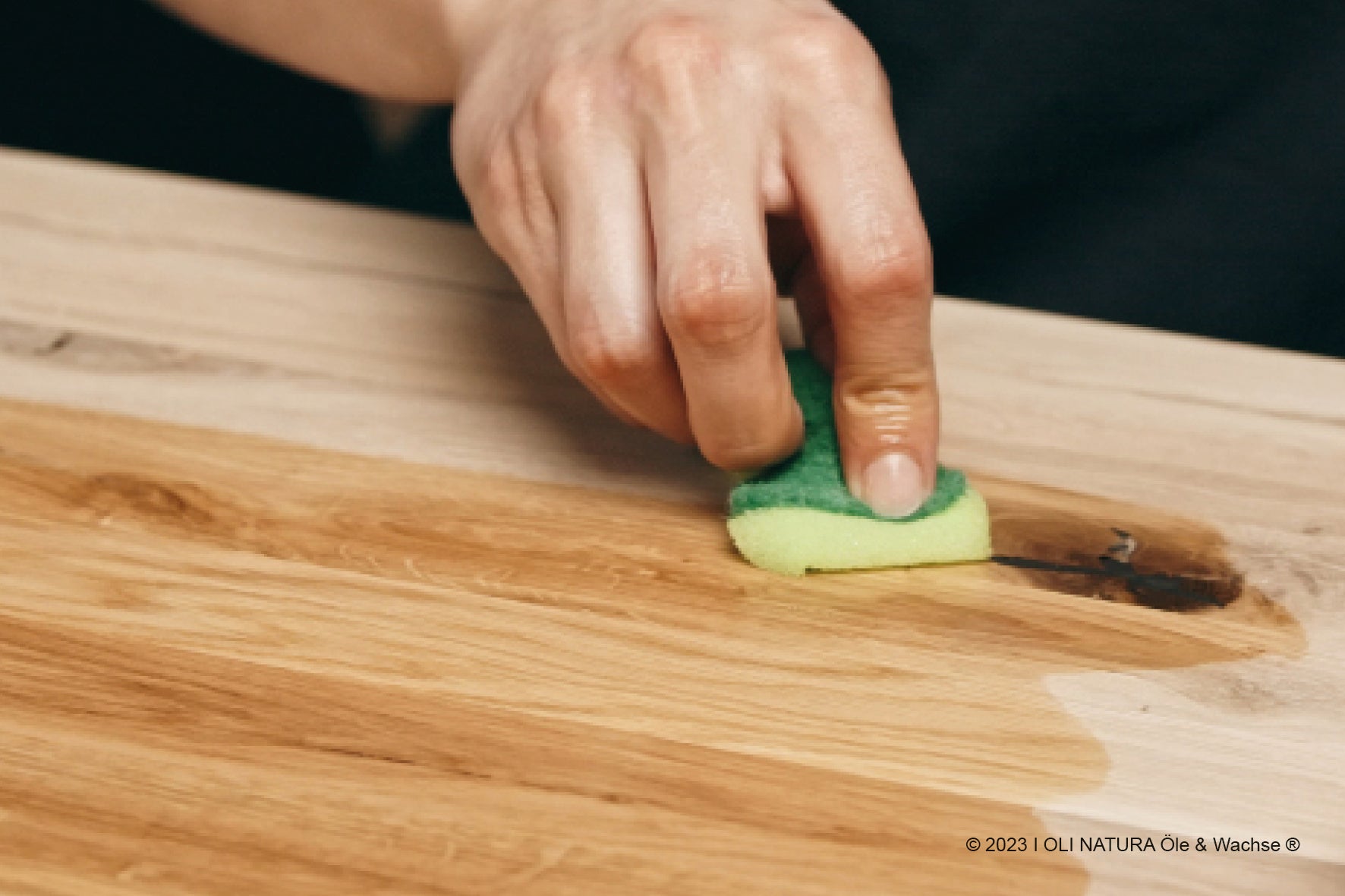 Das Wässern, im Fachjargon auch als Water Popping oder Grain Popping bekannt, ist eine Technik zur optimalen Vorbereitung von Holzoberflächen vor dem Auftragen von Ölen.