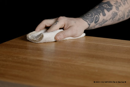 Eine geölte Holzoberfläche kann durch einfaches Nachölen immer wieder aufgefrischt werden und auch feine Kratzer lassen sich durch leichtes Ausschleifen reparieren.  © 2023 I OLI NATURA Öle & Wachse ®