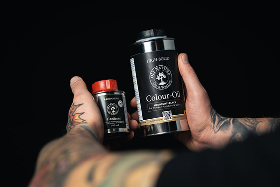 Der OLI-NATURA HS Härter beschleunigt die Aushärtung spezieller Holzöle und erhöht die Widerstandsfähigkeit. Perfekt für ein robustes Finish auf Parkettböden und Holzwaschbecken