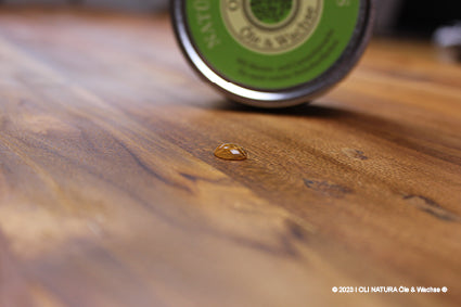 Das farblose »OLI-NATURA Möbelwachs« sorgt für einen seidigen Glanz, wirkt veredelnd, farbauffrischend und wasserabweisend.