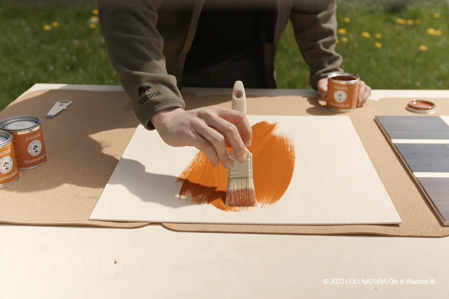Farbeindruck von Pigmentölen auf Holz. Am besten vorher einen Probeanstrich machen. Tipps & Hinweise. 