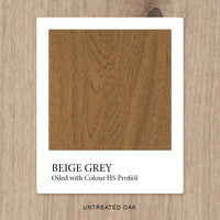 Eiche mit HS Profiöl COLOUR Beige Grey geölt, vor unbehandelter Eiche als Vergleichshintergrund.