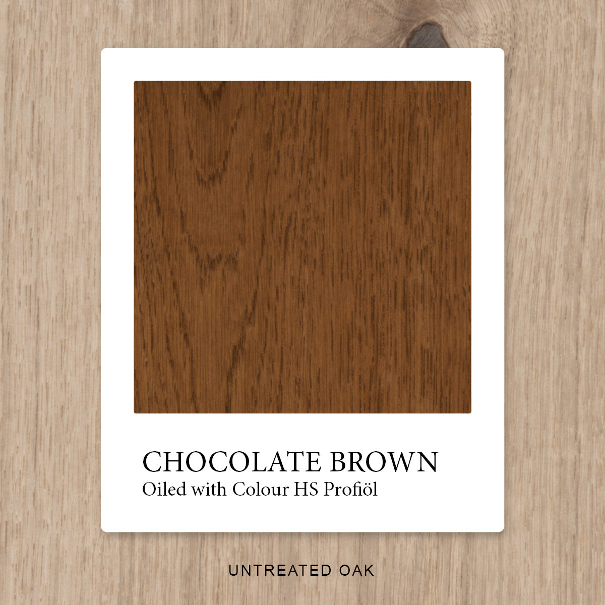 Eiche mit HS Profiöl COLOUR Chocolate Brown geölt, vor unbehandelter Eiche als Vergleichshintergrund.