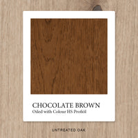 Eiche mit HS Profiöl COLOUR Chocolate Brown geölt, vor unbehandelter Eiche als Vergleichshintergrund.