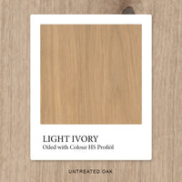 Eiche mit HS Profiöl COLOUR Light Ivory geölt, vor unbehandelter Eiche als Vergleichshintergrund.