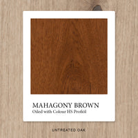Eiche mit HS Profiöl COLOUR Mahagony Brown geölt, vor unbehandelter Eiche als Vergleichshintergrund.