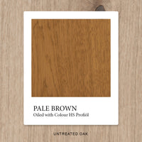 Eiche mit HS Profiöl COLOUR Pale Brown geölt, vor unbehandelter Eiche als Vergleichshintergrund.