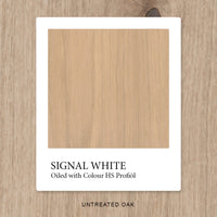 Eiche mit HS Profiöl COLOUR Signal White geölt, vor unbehandelter Eiche als Vergleichshintergrund