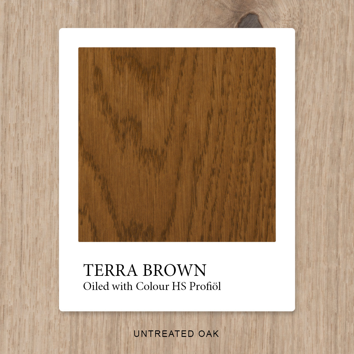 Eiche mit HS Profiöl COLOUR Terra Brown geölt, vor unbehandelter Eiche als Vergleichshintergrund.