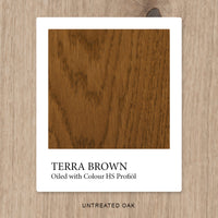 Eiche mit HS Profiöl COLOUR Terra Brown geölt, vor unbehandelter Eiche als Vergleichshintergrund.