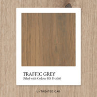 Eiche mit HS Profiöl COLOUR Traffic Grey geölt, vor unbehandelter Eiche als Vergleichshintergrund.