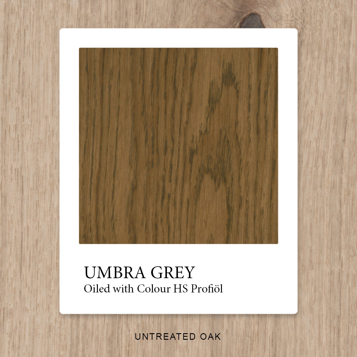 Eiche mit HS Profiöl COLOUR Umbra Grey geölt, vor unbehandelter Eiche als Vergleichshintergrund.