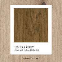 Eiche mit HS Profiöl COLOUR Umbra Grey geölt, vor unbehandelter Eiche als Vergleichshintergrund.