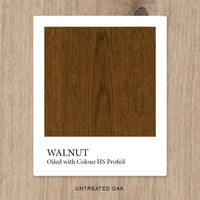 Eiche mit HS Profiöl COLOUR Walnut geölt, vor unbehandelter Eiche als Vergleichshintergrund.