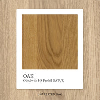 Eiche mit OLI NATURA® HS Profiöl NATUR geölt, mit vertieftem Holzton und betonter Maserung – unbehandelte Eiche im Hintergrund