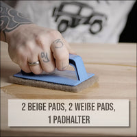 Anwendung der beigen und weißen Pads mit Handpadhalter beim Einmassieren des HS Profiöls