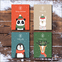 Tierisch schöne Weihnachtsgrüße: Das 4er-Set „HOLLY JOLLY Animal Club“ enthält vier festliche Postkarten mit liebevoll illustrierten Motiven von Panda, Lama, Rentier und Pinguin. Ideal für handgeschriebene Weihnachtswünsche an Familie, Freund:innen oder Geschäftspartner. Ob als Geschenkbeigabe, Tischdeko oder Postkarte – diese Karten sorgen für ein Lächeln.