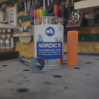 NORDIC B – ultramatter, wasserbasierter 2in1-Buntlack mit Bio-Acrylaten für Holz und Möbel im Innenbereich. Lichtecht, hochdeckend, in 15 Farbtönen erhältlich. Ideal für Türen, Küchenfronten & Leisten. Stumpfmattes Finish, robust & optional als 2K-Lack.