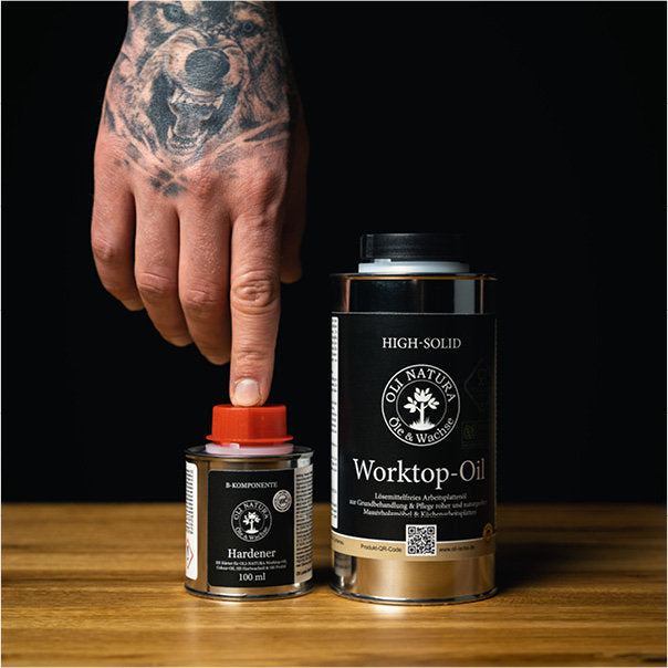 Oli Natura Arbeitsplattenöl mit Härter auf einer Arbeitsplatte