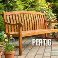 Frisch geölte Teak Gartenbank im Garten – Holz geschützt und aufgefrischt